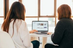 Eine Unternehmenswebseite sollte immer informativ für die Interessenten sein.